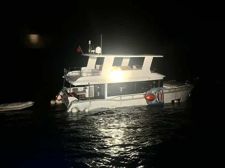 Ayvacık Açıklarında Su Alan Teknedeki İki Kişi Son Anda Kurtarıldı