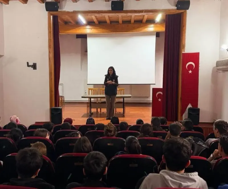 Erzincan'da Öğrencilere SİBERAY Kapsamında Dijital Güvenlik Eğitimi