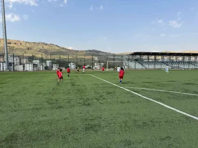 Diyarbakırlı Çocuklar Ve Gençler Futbol İle Hayata Bağlanıyor