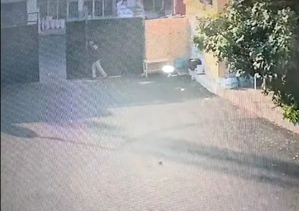 Gaziantep te Fıstık Hali nde Demir Kapı Düşen Bekçi Yaralandı