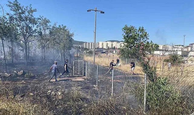 Kocaeli'de saman yüklü tırın römorkunda çıkan yangın mahalleyi sardı