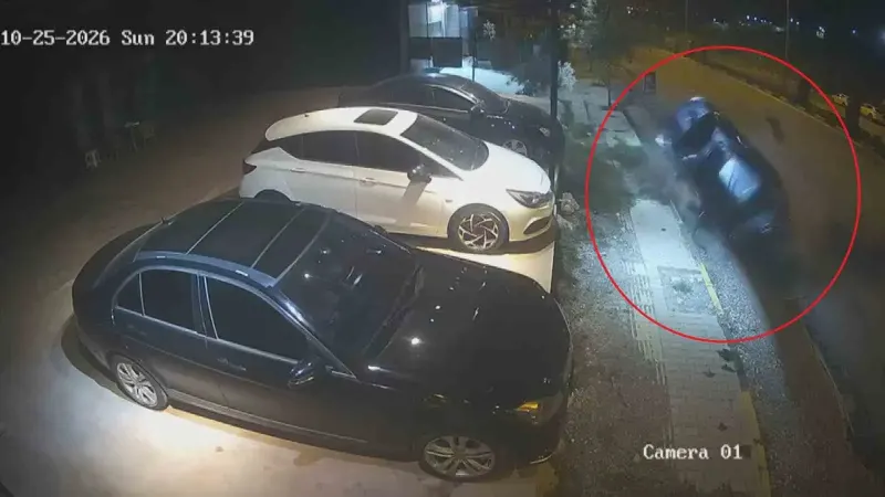 Hatay'da Kontrolden Çıkan Otomobil Park Halindeki Araca Çarptı
