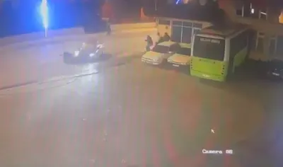 Kartepe'de Otomobil ile Motosiklet Çarpıştı: Kaza Anı Kamerada