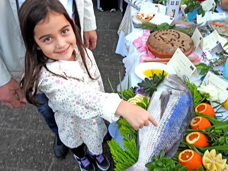 Çeşme'nin Tarihi Nişan Balığı Geleneği Kültür Yolu Festivali'nde Canlandırıldı