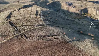 Yozgat'ta Ekim Yapılacak Tarlada Derin Yarıklar Ve Çökmeler Oluştu