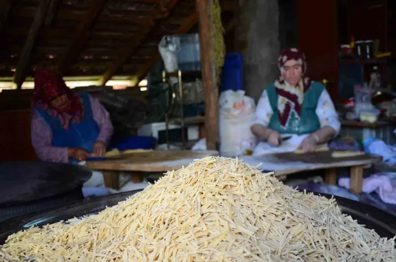 Antalyalı Kadınların İmece Usulü Kış Mesaisi Başladı