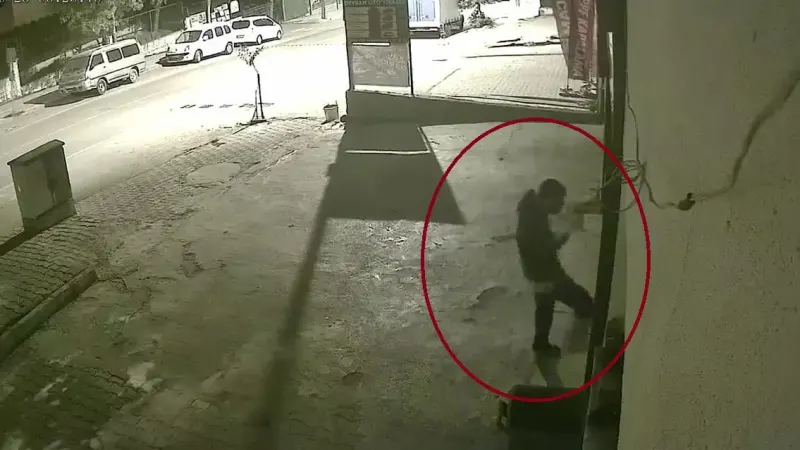 Siirt’te Alkollü Olduğu İddia Edilen Şahıs İş Yeri Camını Tekmeleyerek Kırdı