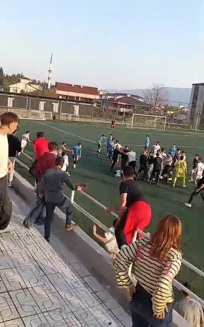 Karabük'teki U17 Maçında Çıkan Kavga Karşılaşmayı Erken Bitirdi