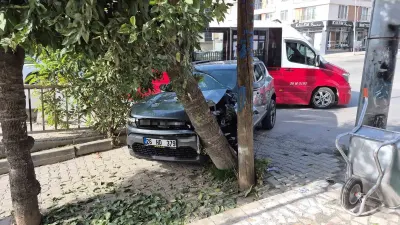 Eskişehir'de Sürücüsünün Kontrolünden Çıkan Otomobil Ağaca Çarptı