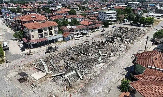 Düzce'de riskli yapılar temizliyor