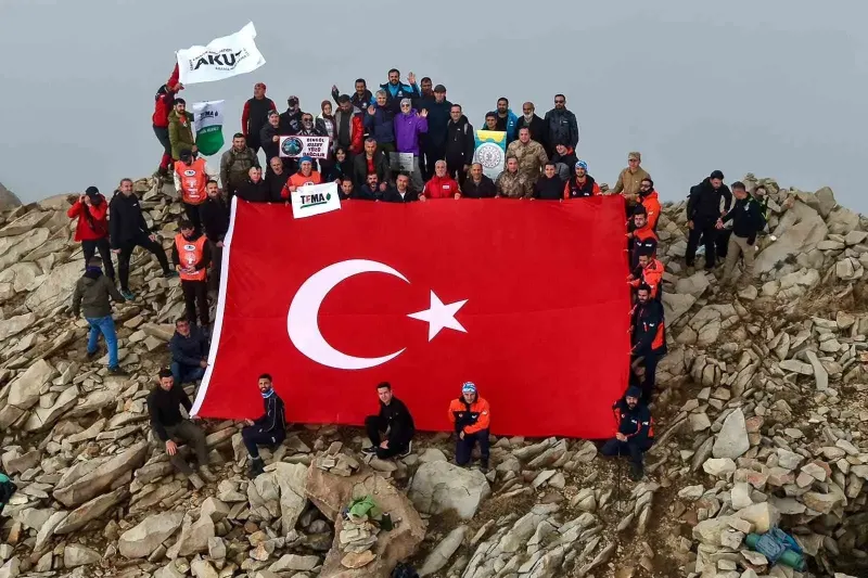 Bingöl'de Cumhuriyet Bayramı Coşkusuyla Sülbüs Dağı Zirve Tırmanışı Gerçekleştirildi