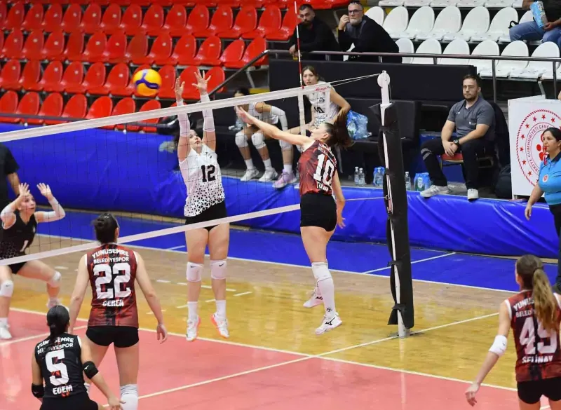Yunusemre Belediyespor Kadın Voleybol Takımı Sahasında Altay'ı Mağlup Etti