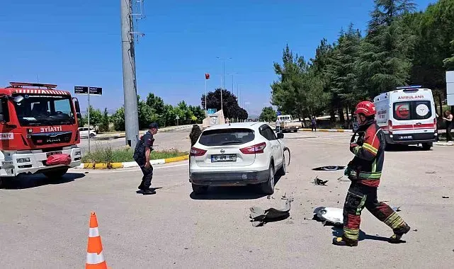 Balıkesir'de kampüs girişinde çarpışan araçlardaki 2 öğrenci yaralandı