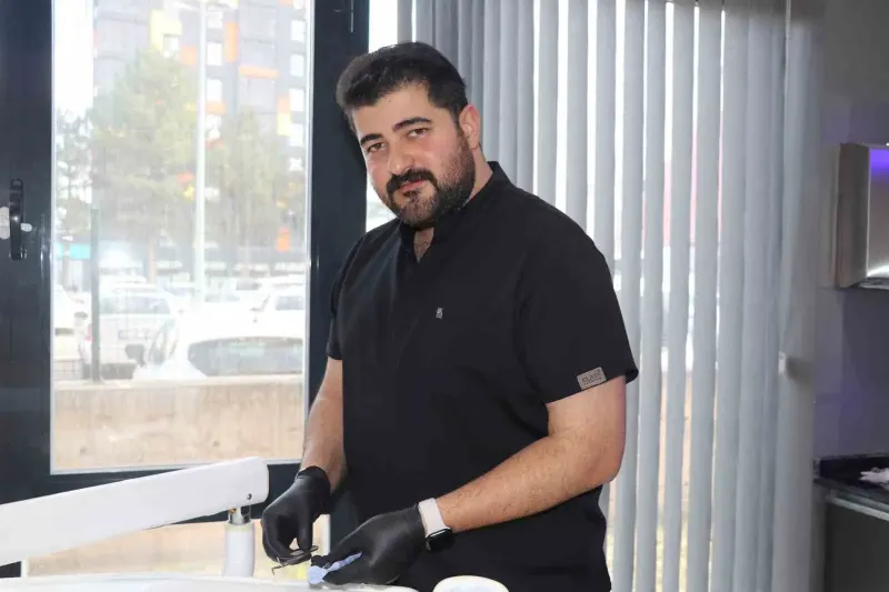 Sivas'ta Görev Yapan Diş Hekimi Ünlü Şarkıcıya Benzerliğiyle İlgi Odağı Oldu