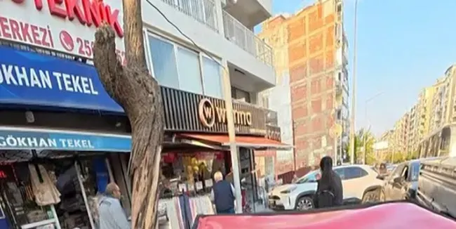 İzmir Konak'ta Kontrolden Çıkan Otomobil İş Yerine Çarptı