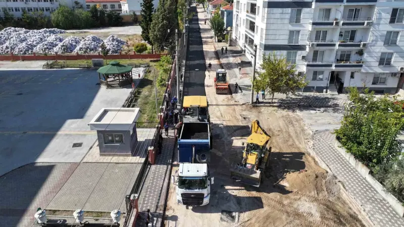 Kırkağaç'ta Altyapısı Yenilenen Sokakta Sıcak Asfalt Çalışması