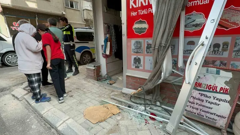 Elazığ’da Yolcu Minibüsü ile Çarpışan Ticari Taksi Terzi Dükkanına Girdi: 1 Yaralı