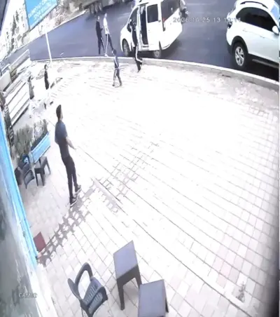 Nusaybin'de Otomobilin Çocuğa Çarpma Anı Güvenlik Kamerasına Yansıdı