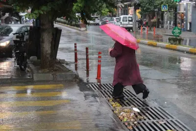 Aydın Efeler İlçesinde Ani Sağanak Yağış Hayatı Olumsuz Etkiledi