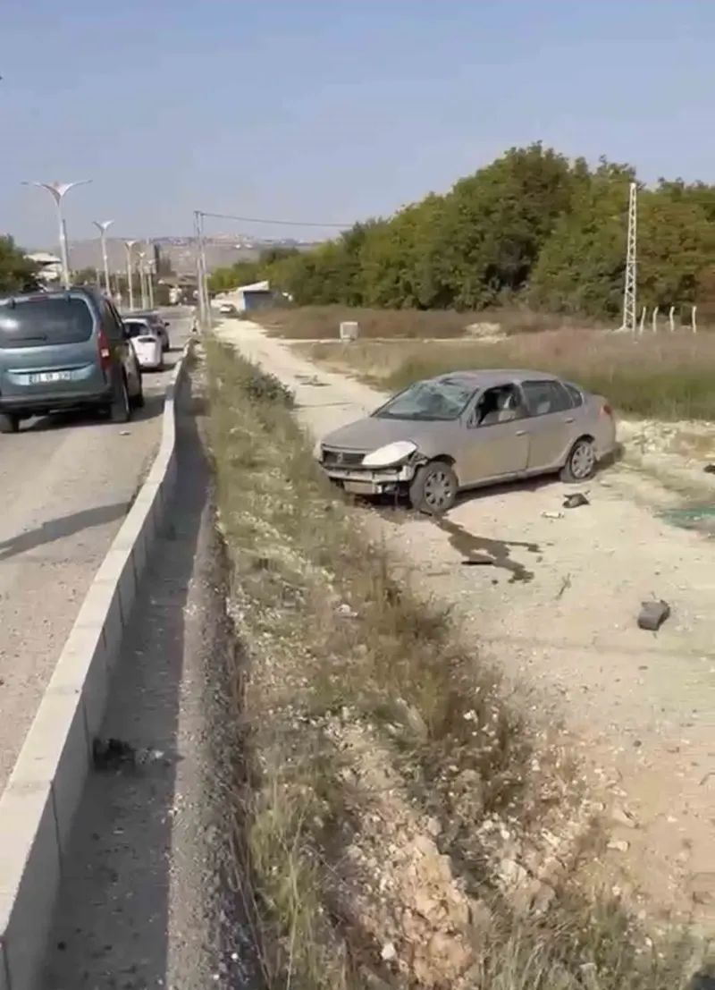 Elazığ’da Otomobil Araziye Uçtu: 1 Kişi Yaralandı