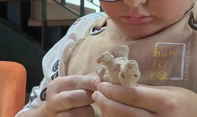 Minik eller çamuru seramiğe dönüştürdü