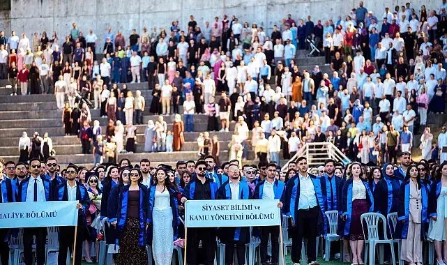 Stadyumu dolduran aileler, çocuklarının mezuniyet heyecanına ortak oldu