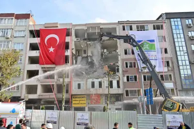 Bahçelievler’de Kentsel Dönüşüm Kapsamında Altı Bininci Bina Yıkıldı