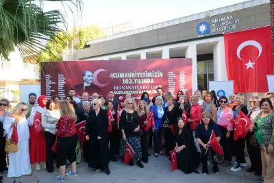 Antalya'da Cumhuriyetin 103. Yılına Özel Uluslararası Sergi Sanatseverlerle Buluştu