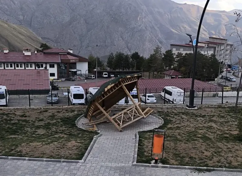 Hakkari'de Park İçindeki Yeni Kamelya Kimliği Belirsiz Kişilerce Tahrip Edildi