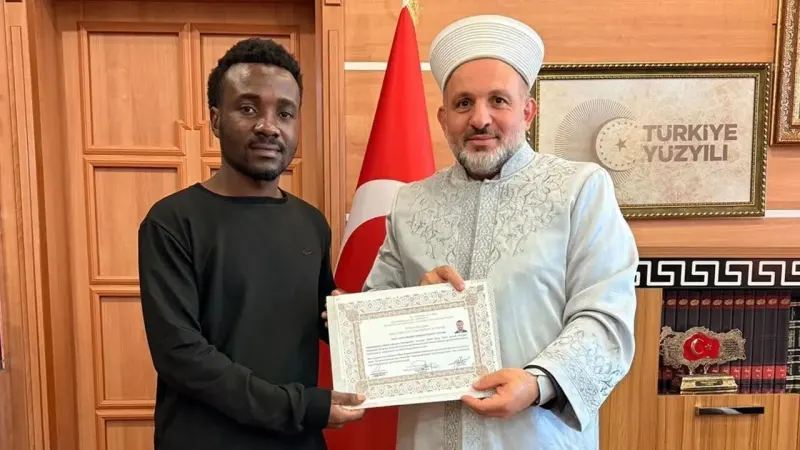 Bolu'da Üniversite Eğitimi Alan Kongolu Öğrenci Kelime-i Şehadet Getirerek Müslüman Oldu