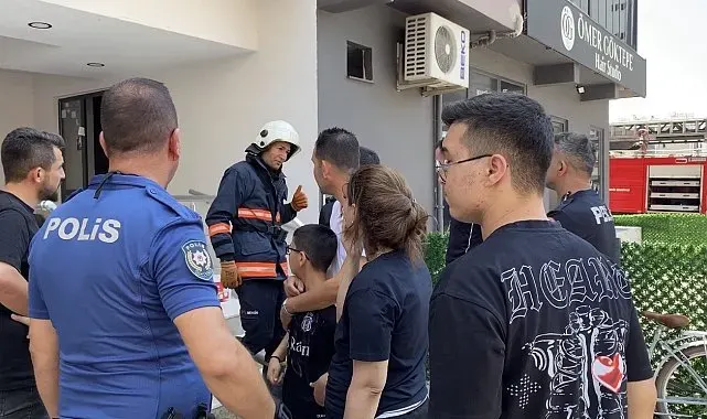 Mersin'de 10 katlı binada yangın: Sağlık ekipleri dumandan etkilenenlere müdahale etti