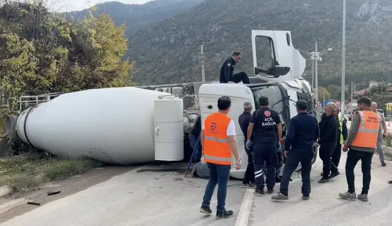 Çorum'da Freni Boşalan Beton Mikseri Otomobile Çarptı: 3 Yaralı