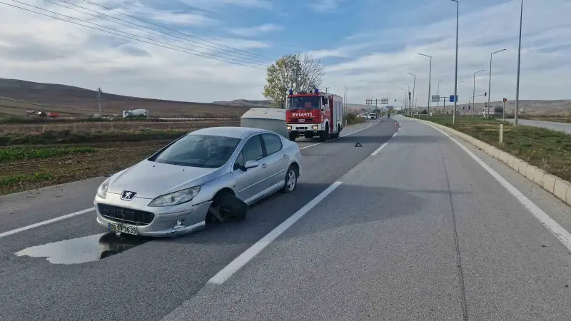 Çorum Alaca Kara Yolunda Otomobil İle Hafif Ticari Araç Çarpıştı: 1 Yaralı