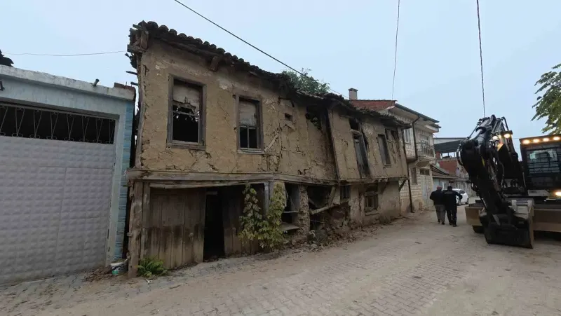 Yenişehir Belediyesinden Kırsal Mahallelerde Metruk Bina Temizliği