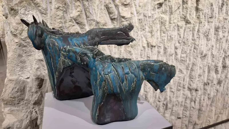Akeramos Sanat Merkezi'nin Ateşten Doğan Atlar Sergisi Kapadokya'da Açıldı