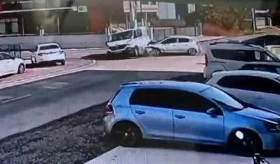 Düzce'de Otomobilin Çarptığı Minibüs Park Halindeki Aracın Üzerine Çıktı