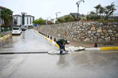 Kuşadası'nda Sağanak Yağış Sonrası Mazgallar Temizlendi