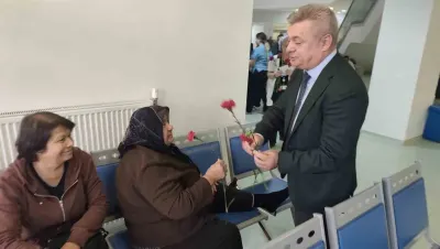 Manisa'da Hasta Hakları Günü Dolayısıyla Hastalara Karanfil Dağıtıldı