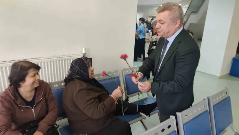 Manisa'da Hasta Hakları Günü Dolayısıyla Hastalara Karanfil Dağıtıldı