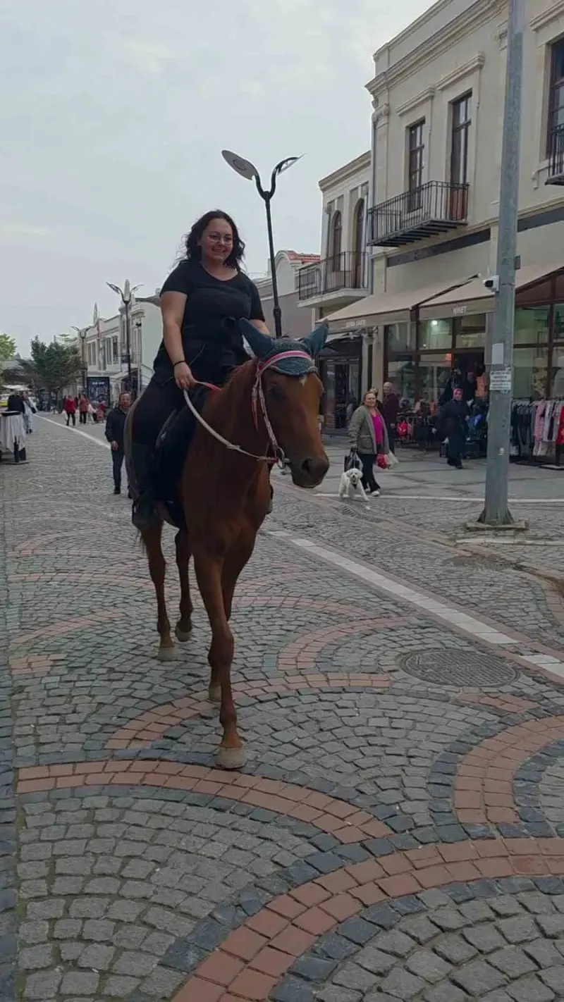 Edirne Sokaklarında Atla Gezinti Yapan Kadın Merak Uyandırdı