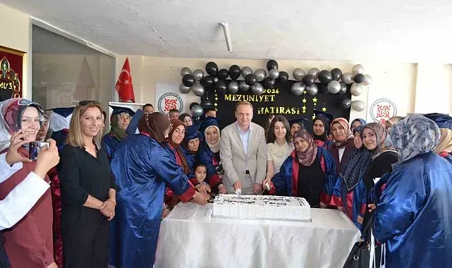 Bulanık'ta okuma yazma öğrenen 50 kadın mezuniyet sevinci yaşadı
