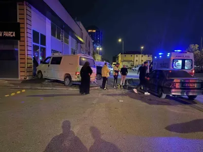Kayseri’de Otomobil ile Çarpışan Minibüs İş Yerine Girdi: İki Yaralı