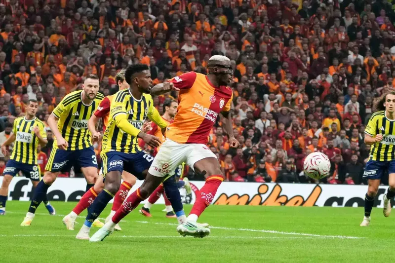 Galatasaray Sahasinda Fenerbahçe'yi 2-1 Mağlup Etti