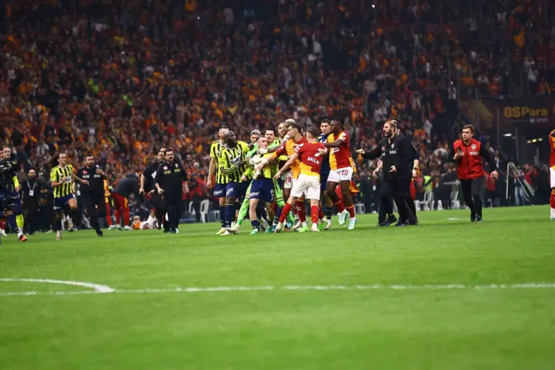 Galatasaray ve Fenerbahçe Derbisi Sonrasında Sahada Büyük Arbede Yaşandı