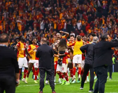 Galatasaray Oyuncuları Derbi Zaferini Tribünlerle Kutladı
