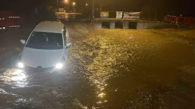 Muğla'da Şiddetli Yağış Nedeniyle Yol Çöktü, Otomobil Çukura Saplandı