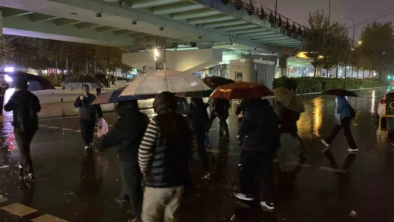 İstanbul'da Sabah Saatlerinde Etkili Olan Sağanak Yağış Vatandaşlara Zor Anlar Yaşattı