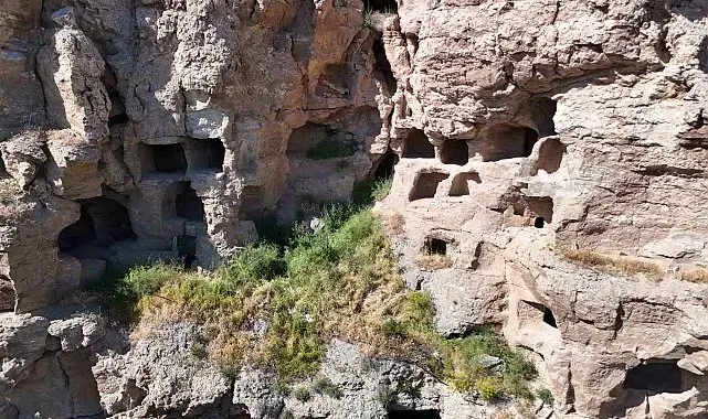 Görüntüsüyle dikkat çeken 3 bin yıllık apartman ilgi bekliyor