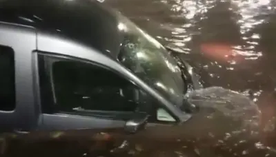 Pendik'te Şiddetli Yağış Nedeniyle Alt Geçidi Su Bastı, Sürücü ve Kızı Mahsur Kaldı