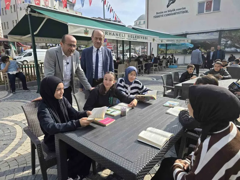 Bursa Orhaneli'nde Gençlerden ve Protokolden Ortak Kitap Okuma Etkinliği